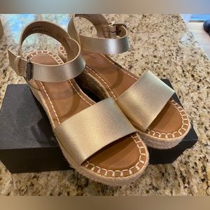 EUC Gold Platform Sandals 8